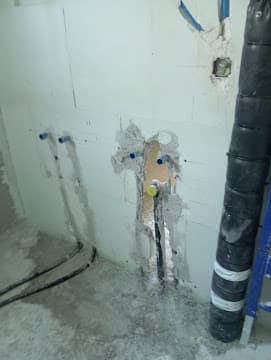 Technicien ELB Services intervenant sur une canalisation